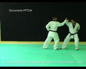 attaque-bras-avant-revers-dans-l'axe