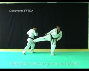 attaque-coup-de-pied-bas-face