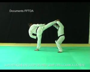 attaque-coup-de-pied-semi-circulaire-a-la-tête