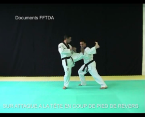 attaque-tête-en-coup-de-pied-revers