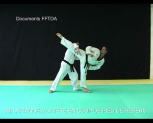 attaque-tête-en-coup-de-pied-revers-version-2