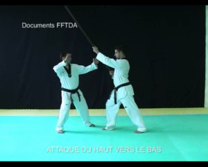 baton-attaque-haut-vers-bas