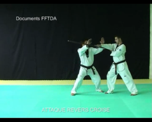 baton-attaque-revers-croisé