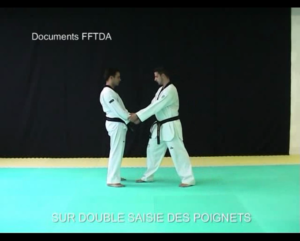 double-saisie-des-poignets